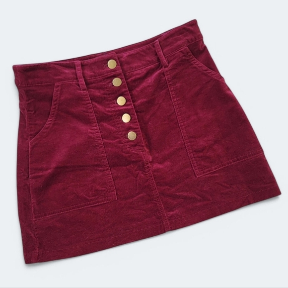 Forever 21 Burgundy Skirt with Gold Buttons Size Medium Mini Casual - Picture 1 of 12